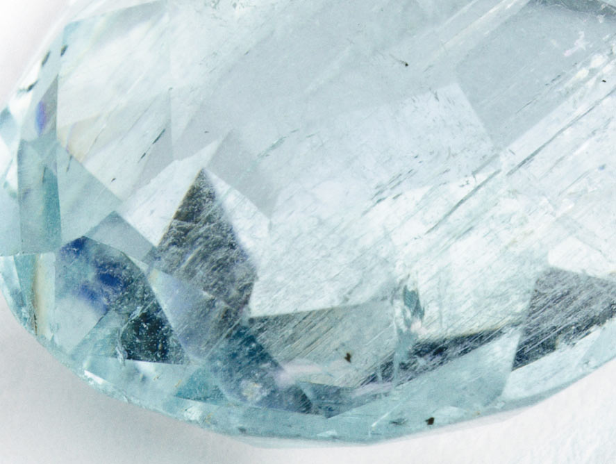 Liquid-filled tubes, parallel channels and 2-phase inclusions inside an aquamarine gemstone