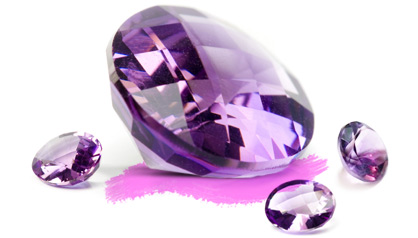 A light purple faceted-cut gemstone with smaller amethyst stones around it